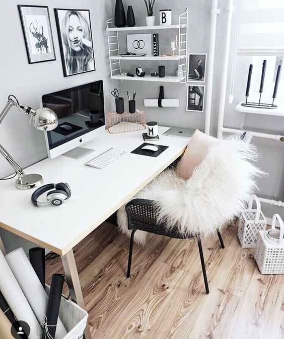 domowe biuro jak urządzić je z dużym białym biurkiem